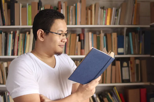 Asiatischer Mann Liest Buch Bibliothek Pädagogisches Konzept Glücklich Lächelnder Ausdruck — Stockfoto