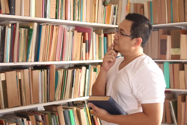 Asian Man Thinking Choose Book Read Picking Book Bookshelf Education — Stock Photo, Image