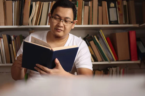 Asiatischer Mann Liest Buch Bibliothek Pädagogisches Konzept Glücklich Lächelnder Ausdruck — Stockfoto