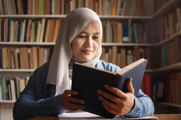Asiatique Musulmane Portant Hijab Livre Lecture Dans Bibliothèque Concept Éducatif — Photo