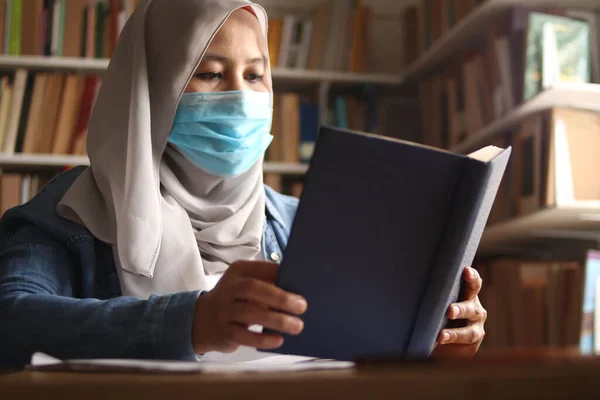 Koronavirüs Salgını Sırasında Kütüphanede Kitap Okumayı Öğrenen Müslüman Bir Kadın — Stok fotoğraf