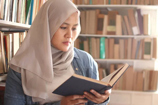 Asiatische Muslimische Frau Trägt Hijab Lesebuch Der Bibliothek Pädagogisches Konzept — Stockfoto