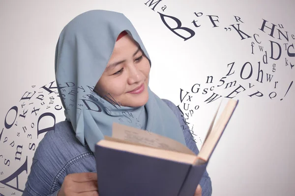 Портрет Молодой Мусульманки Предпринимательницы Носящей Хиджаб Читающую Книгу Улыбающуюся Образовательную — стоковое фото