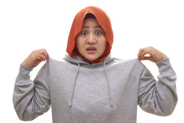 Şok olmuş Asyalı Müslüman kadın ağzı açık ve gözleri yuvasından fırlamış yapmadığı bir şeyle suçlandığına inanamıyorum.