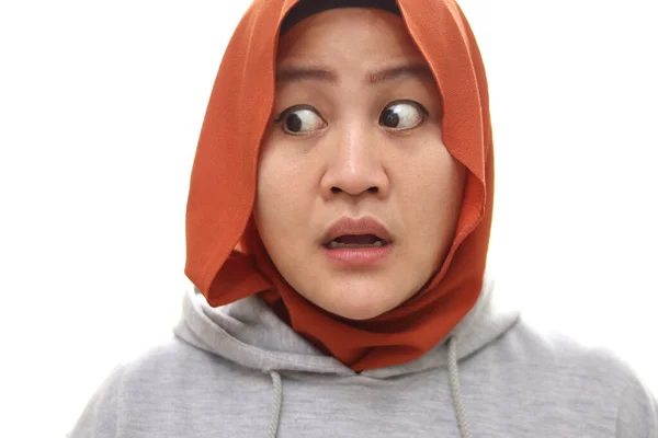 Mulher Muçulmana Asiática Vestindo Hijab Atordoado Expressão Chocada Olhando Para — Fotografia de Stock
