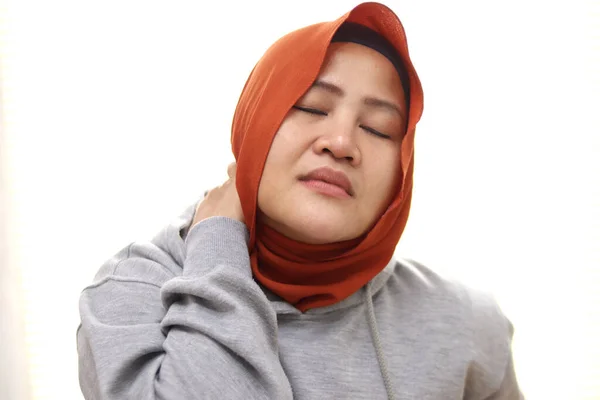 Aziatische Moslim Vrouw Draagt Hijab Met Nekpijn Close Portret Geïsoleerd — Stockfoto