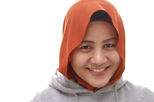 Mladá Asijská Muslimka Nosila Hidžáb Šťastně Usmívala Izolovaný Bílém Zavřít — Stock fotografie