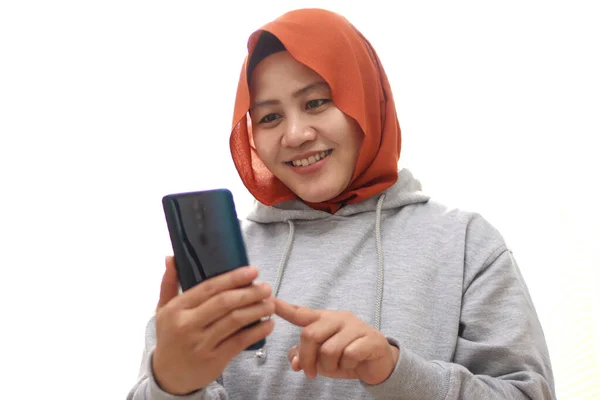 Retrato Feliz Éxito Musulmán Mujer Asiática Sonriendo Mientras Lee Mensaje —  Fotos de Stock