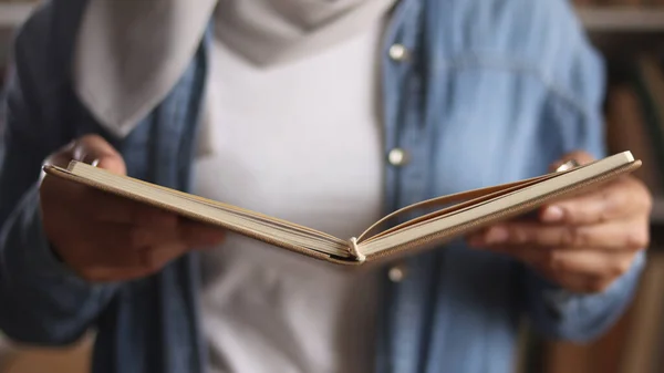 Donna Anonima Che Legge Libro Biblioteca Concetto Eduazionale Felice Espressione — Foto Stock