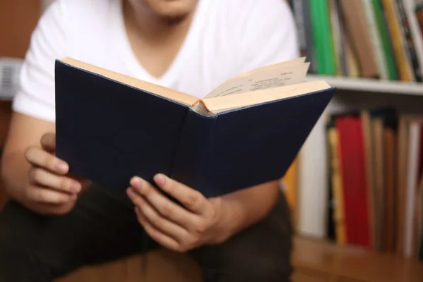 Homem Anônimo Lendo Livro Biblioteca Conceito Educacional Feliz Expressão Sorridente — Fotografia de Stock