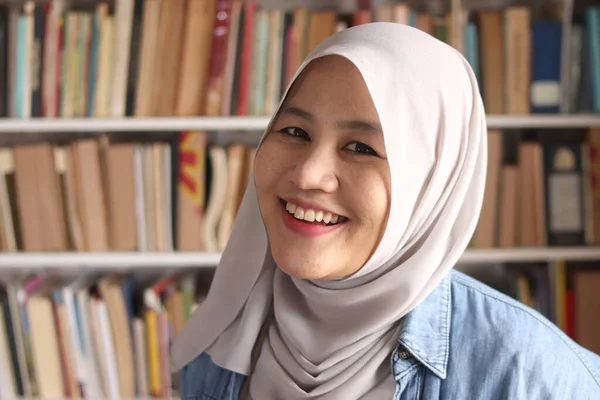 Ritratto Allegra Bibliotecaria Musulmana Asiatica Che Indossa Hijab Guarda Macchina — Foto Stock