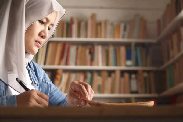 Donna Musulmana Asiatica Che Studia Apprendimento Biblioteca Concetto Preparazione Agli — Foto Stock