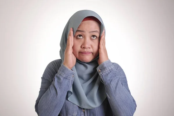Retrato Una Mujer Musulmana Asiática Con Hiyab Mostrando Expresión Decepcionada — Foto de Stock