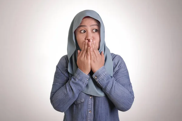 Portrait Asian Muslim Woman Wearing Hijab Closing Her Mouth Fingers — 스톡 사진