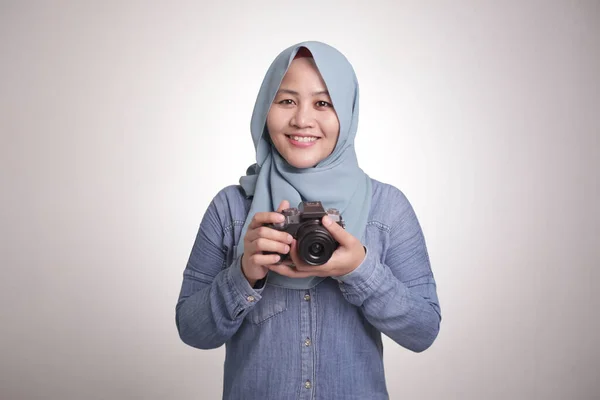 Porträt Einer Glücklichen Asiatischen Muslimischen Fotografin Die Eine Kamera Hält — Stockfoto