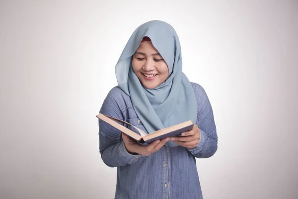 Портрет Молодой Мусульманки Предпринимательницы Хиджабе Читающей Книгу Улыбающейся Образовательной Развлекательной — стоковое фото