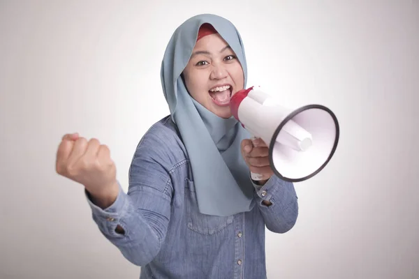 히잡을 아시아인 이슬람 메가폰으로 소리치며 카메라를 겨누고 리더는 아이디어를 지지하거나 — 스톡 사진
