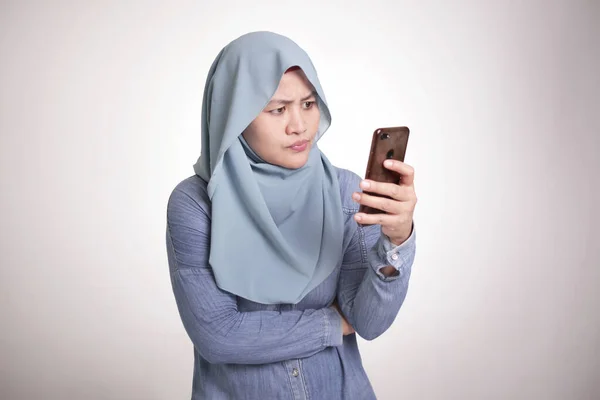 Giovane Donna Asiatica Seriamente Guardando Telefono Ritratto Corpo Vicino Isolato — Foto Stock