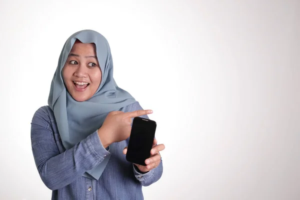 Wanita Muslim Asia Mengenakan Jilbab Tersenyum Sambil Memegang Telepon Pintar — Stok Foto