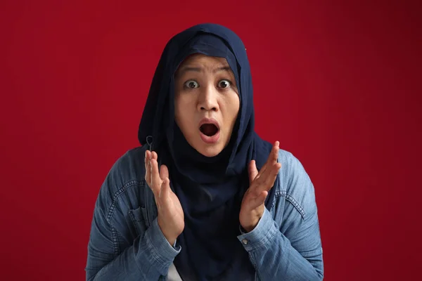 Portré Aranyos Fiatal Ázsiai Muszlim Hölgy Visel Hidzsáb Mutatja Meglepett — Stock Fotó