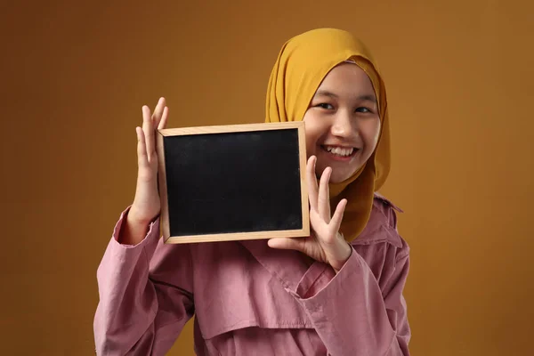 Retrato Inteligente Jovem Bonito Adolescente Asiático Muçulmano Menina Vestindo Hijab — Fotografia de Stock