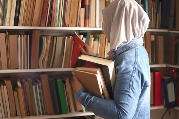 Asian Muslim Woman Wearing Hijab Picking Book Bookshelf Education Concept — Stock Photo, Image