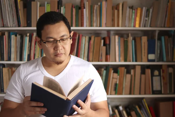 Asiatique Homme Lecture Livre Bibliothèque Concept Éducatif Expression Heureuse Souriante — Photo