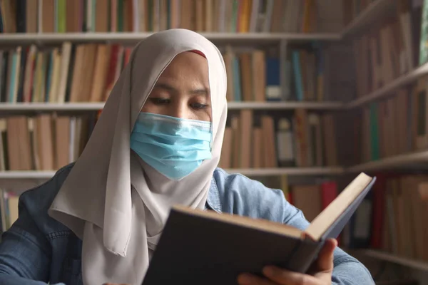 Muslimische Frau Lernt Während Der Coronavirus Pandemie Lesen Der Bibliothek — Stockfoto