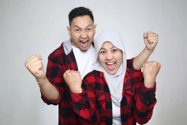Pasangan Muslim Asia Yang Cantik Bersama Sama Berdiri Tampak Bahagia — Stok Foto