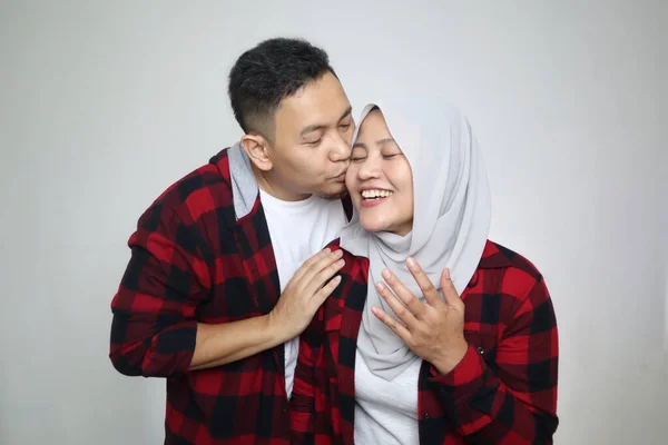 Portait Bahagia Pasangan Muslim Asia Tersenyum Suami Dan Istri Memeluk — Stok Foto