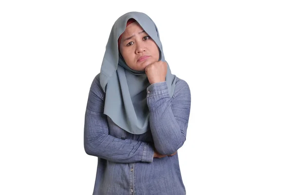 亚洲穆斯林妇女头戴头巾的画像 表现出沮丧的失望表情 与白种人隔离 — 图库照片