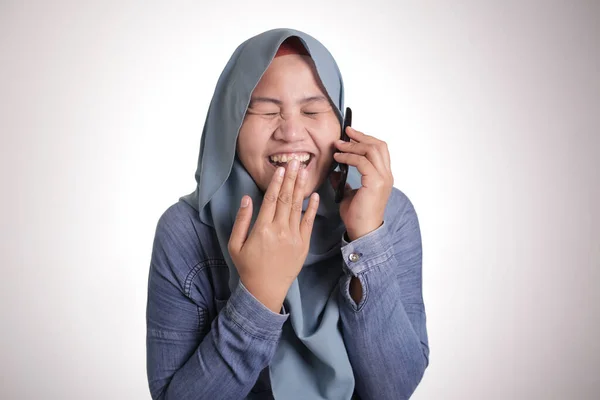 Portrait Muslim Lady Wearing Hijab Talking Phone Happy Smiling Expression — Stock Photo, Image