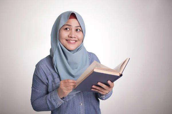 Portrait Young Asian Muslim Woman Wearing Hijab Holding Book Thinking — Stok Foto