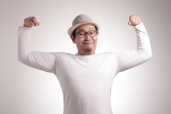 Retrato Divertido Narcissictic Hombre Asiático Sonriendo Orgullosamente Mientras Muestra Doble —  Fotos de Stock
