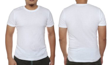 Beyaz tişört, ön ve arka görünüş, izole. Erkek model düz beyaz gömlek modeli giyer. Tshirt tasarım şablonu. Yazdırma için boş t-shirt