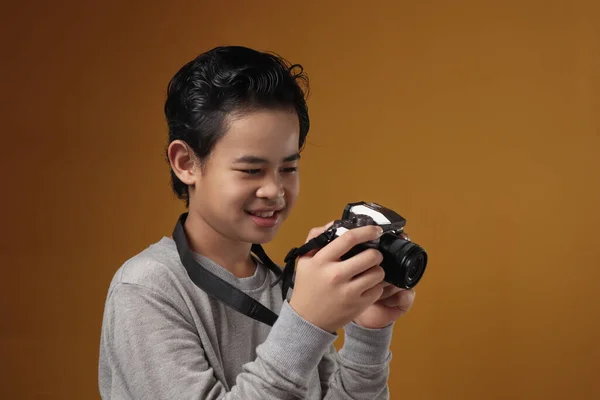 Heureux Asiatique Garçon Faire Photographie Loisirs Activité Enfant Comme Photographe — Photo