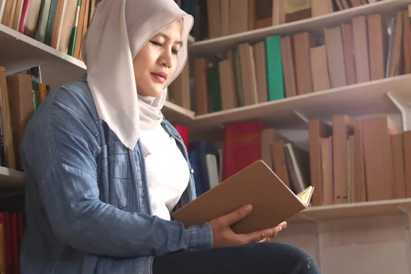 Mujer Musulmana Asiática Que Usa Libro Lectura Hijab Biblioteca Concepto —  Fotos de Stock