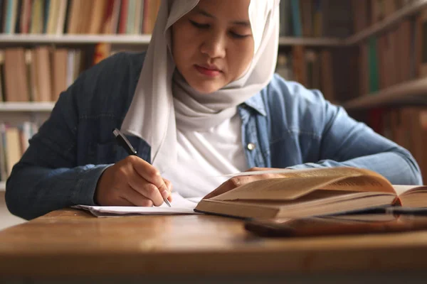 Donna Musulmana Asiatica Che Studia Apprendimento Biblioteca Concetto Preparazione Agli — Foto Stock