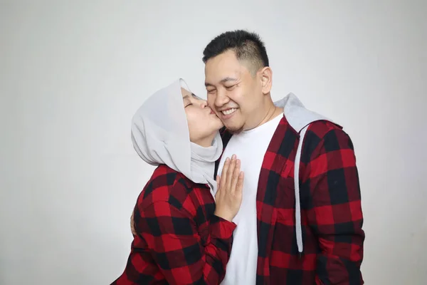 Portait Bahagia Pasangan Muslim Asia Tersenyum Suami Dan Istri Memeluk — Stok Foto