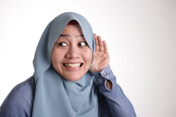 Retrato Mujer Musulmana Asiática Sonriendo Haciendo Gesto Auditivo Poner Mano — Foto de Stock