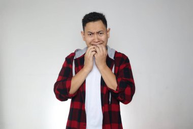 Tırnaklarını yiyen komik Asyalı bir adamın portresi. Kötü bir şeyden korkuyormuş gibi.