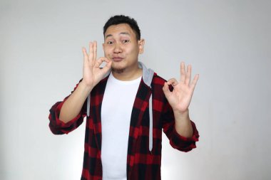 Lezzetli el hareketleri yapan Asyalı genç adamın portresi, kafa ve omuz portresini kapatın.