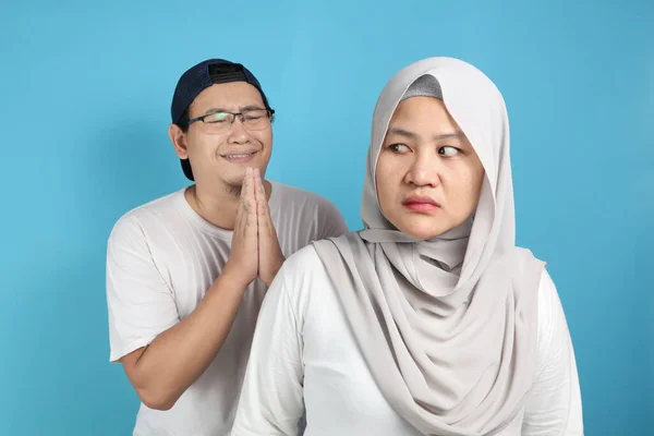 Pasangan Muslim Mengalami Konflik Suami Mencoba Untuk Menyelesaikan Membujuk Dan — Stok Foto