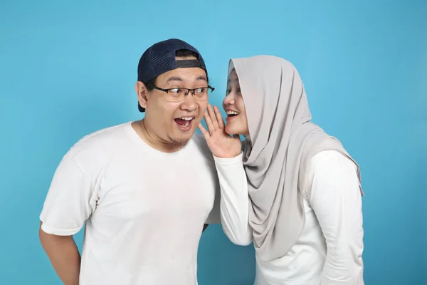 Muzułmanka Zakrywająca Usta Szepcząca Sekret Ucha Męża Azjatycka Para Wyglądająca — Zdjęcie stockowe