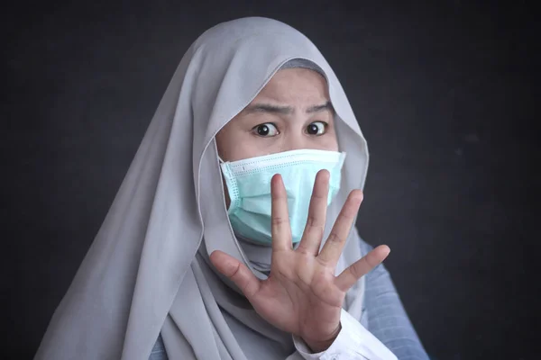 Mujer Musulmana Usando Máscara Para Prevenir Coronavirus Covid Pandemia Mujer —  Fotos de Stock