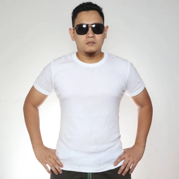 Shirt Modelo Jovem Asiático Vestindo Óculos Sol Camisa Branca Branco — Fotografia de Stock