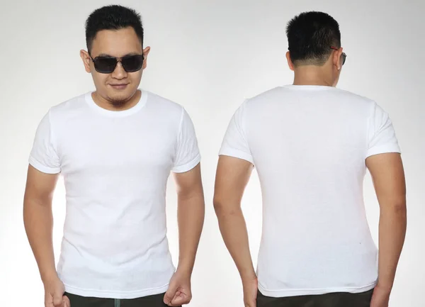 年轻的亚裔男性 穿着空白的白色T恤 前后看 孤立的红色白色 设计男式衬衫模版或打印本 — 图库照片
