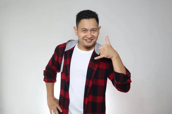 Joven Asiático Hombre Sonriendo Cámara Espectáculos Llaman Teléfono Señal Mano — Foto de Stock