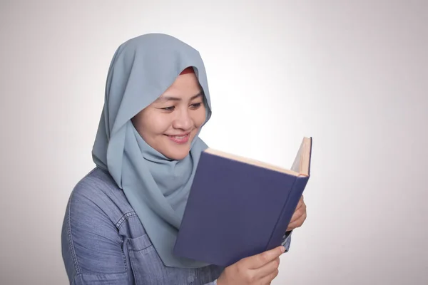 Портрет Молодой Мусульманки Предпринимательницы Хиджабе Читающей Книгу Улыбающейся Образовательной Развлекательной — стоковое фото