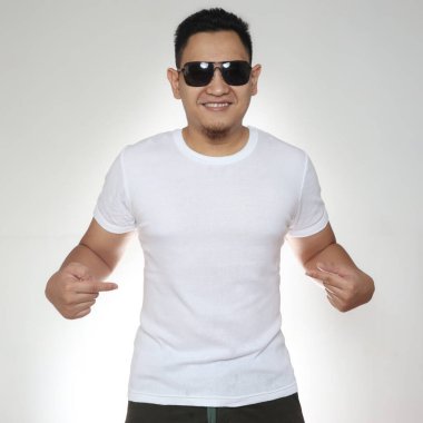 Tişört şablonu, güneş gözlüğü takan genç Asyalı adam ve beyaz gömlek, kendini işaret ediyor.
